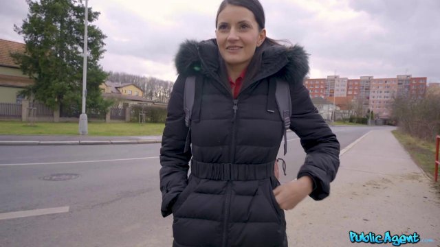 За деньги брюнетка сосет член незнакомца и трахается с ним в подъезде