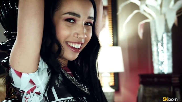 Превью Брюнетка охотно подставила мохнатку для секса № 36376