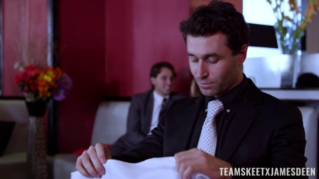 Превью Спортсменка трахается с двумя мужчинами № 36397