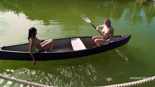 После отсоса худышка резво запрыгнула на член