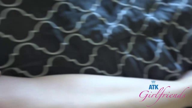 Превью Темноволосая девица возбуждает мужчину и отдается ему перед камерой № 38810