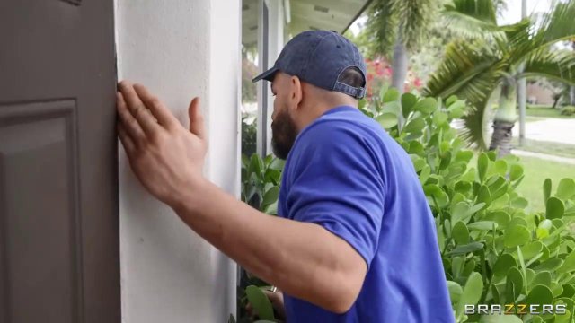 Бородатый мужик соблазнил студентку и отодрал ее в мокрую киску