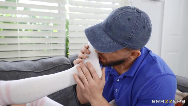 Превью Бородатый мужик соблазнил студентку и отодрал ее в мокрую киску № 38849