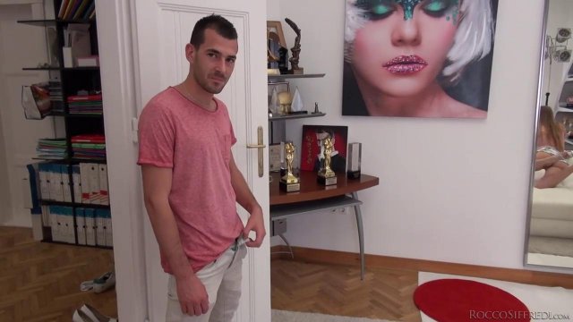 Мужчины отодрали милашку на кастинге с двойным проникновением