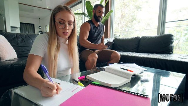 Превью Студентка в клетчатой юбке скачет на пенисе репетитора № 38861