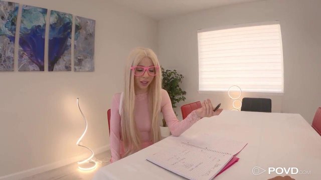 Блондинка встретилась коллегой по работе и захотела заняться с ним сексом