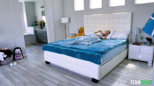 Превью Студентка прогуливает пары ради жаркой порки с мужичком № 38900