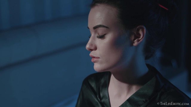 Любительница шибари нежно мастурбирует бритую киску