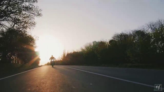 Превью Плоскогрудая девка пришла к байкеру и трахалась с ним прямо в гараже № 38930