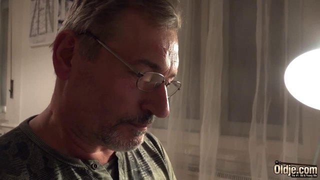 Превью Зрелый мужик жарко отымел проститутку с силиконовыми буферами № 38960