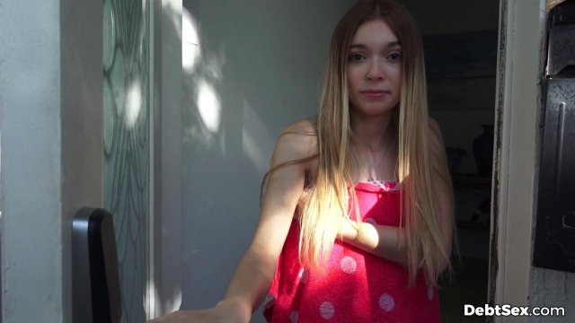 Блондинка с интимной стрижкой всегда готова трахаться