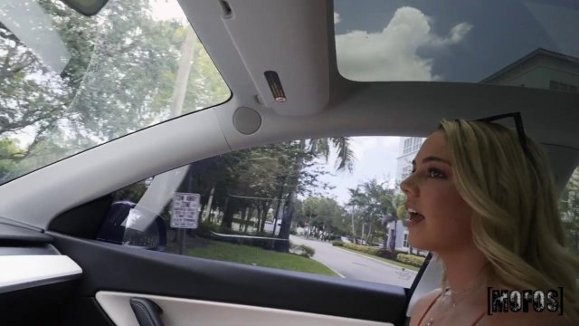 Блондинка с пирсингом ловко оседлала крепкий член