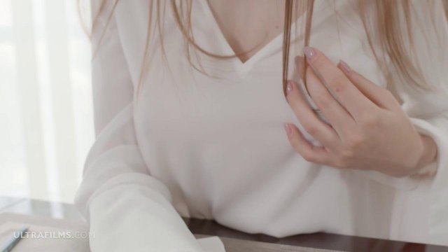 Студентка с натуральными сиськами делает секс-перерыв