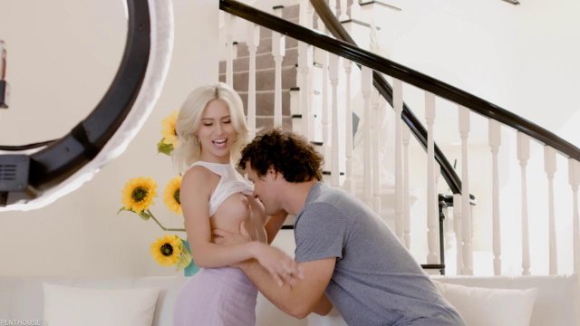 Блондинка с гладкой киской нежно стонет от проникновения