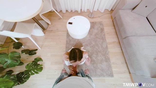 Девка с маленькими сиськами активно прыгает на члене