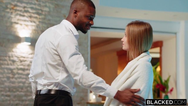 Красивая блондинка испытала реальный кайф от секса с негром