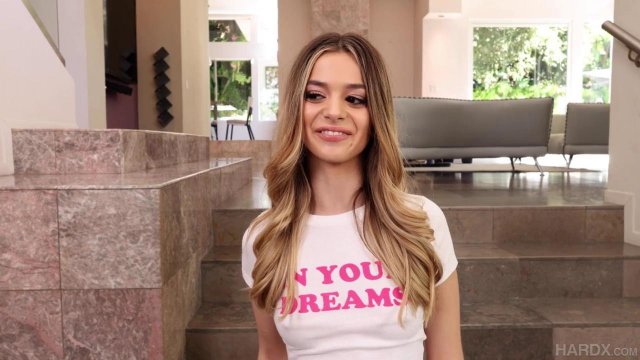 Девку с аппетитными дырочками пустили по кругу