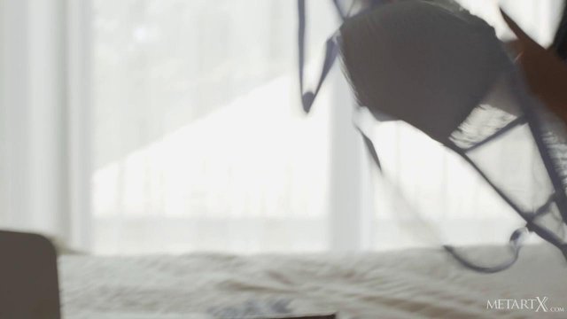 Девушка с натуральными сиськами себя до оргазма довела