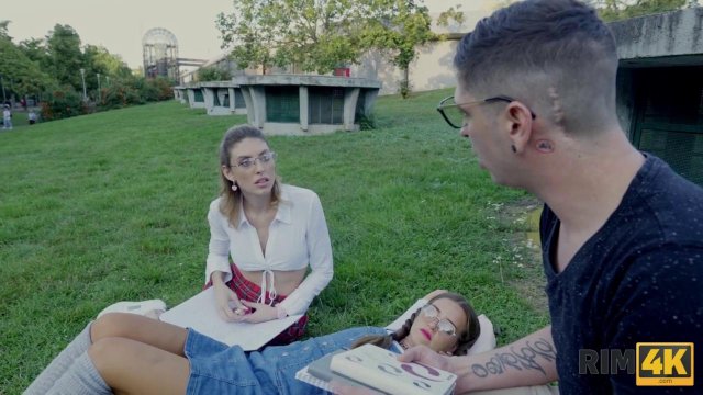 Студентка в гости пришла и сразу минет сделала парню