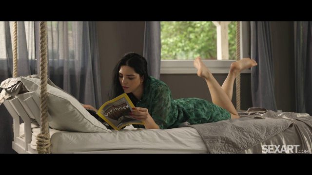 Превью Горячая девица нежно ласкает ствол ухажера в постели № 41474