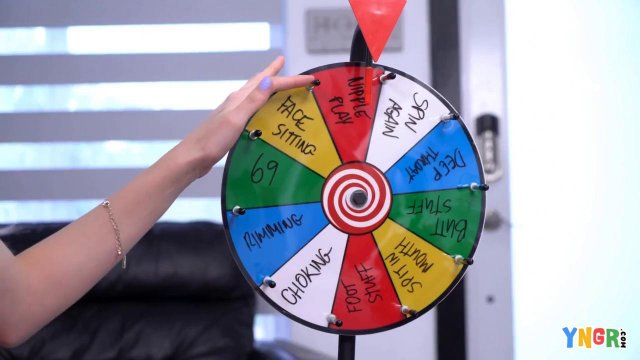 Превью Блондинка сыграла в секс-игру с приятелем и сделала минет № 41531