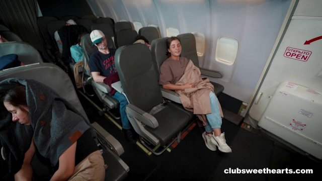 Превью Девушка от скуки подрочила себе пилотку в самолете № 41543