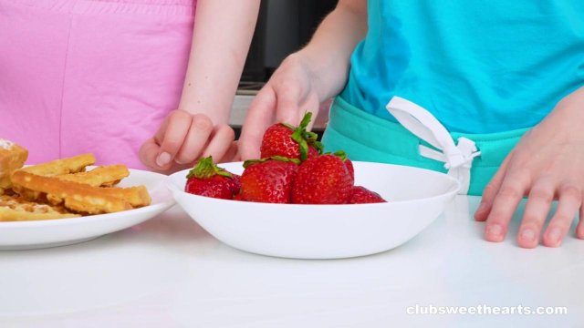 Превью Сладкие пилотки лесбиянки порадовали жаркими ласками № 41544