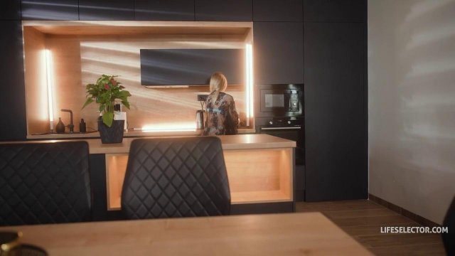 Куртизанка умело справляется с двумя членами одновременно