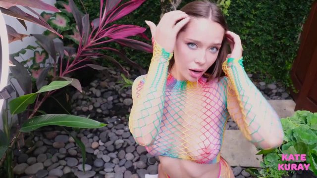 Превью Телка в сетке хорошо сосет парню в саду № 42658