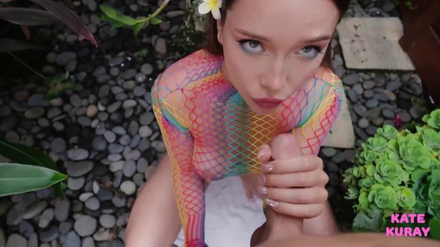 Превью Телка в сетке хорошо сосет парню в саду № 42658