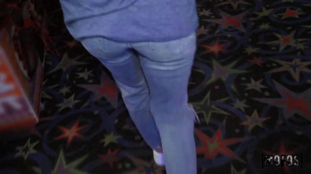 Превью Трахает в развлекательном центре горячую подругу № 42684