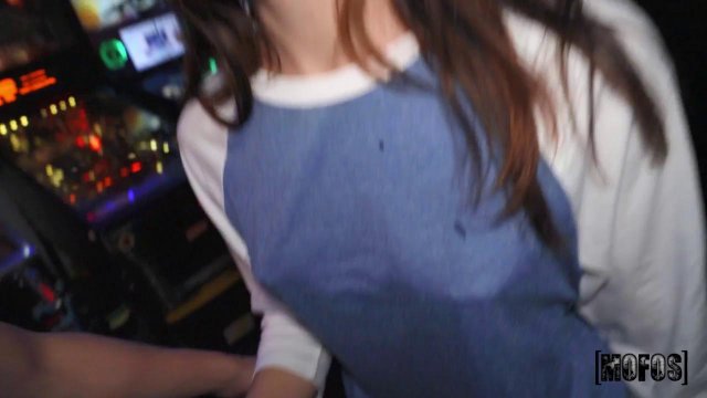 Превью Трахает в развлекательном центре горячую подругу № 42684