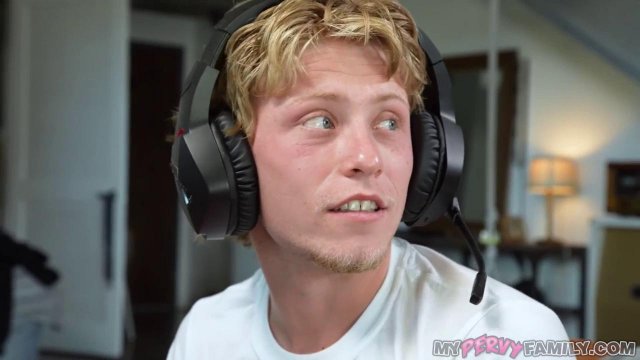 Телка пристала к другу и настояла на сексе