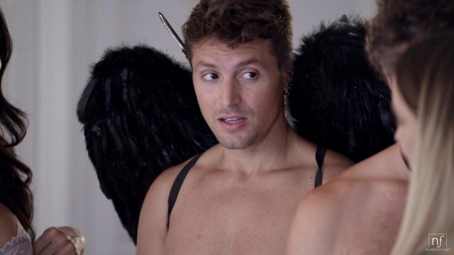 Две телки трахаются в групповухе на кухне