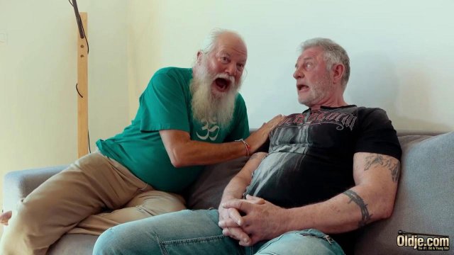 Старый дед снял шлюху и поделился с другом