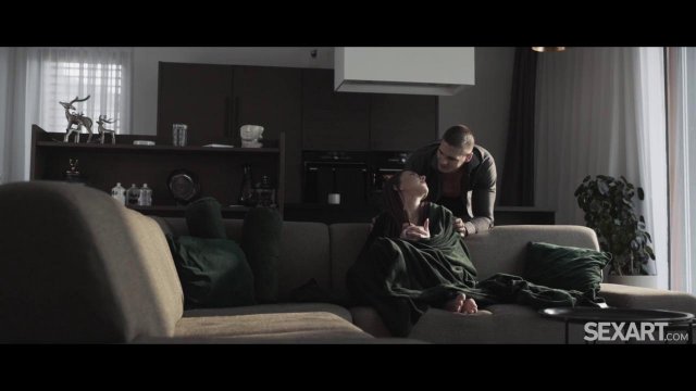 Нежно лижет киску худышки и красиво трахает