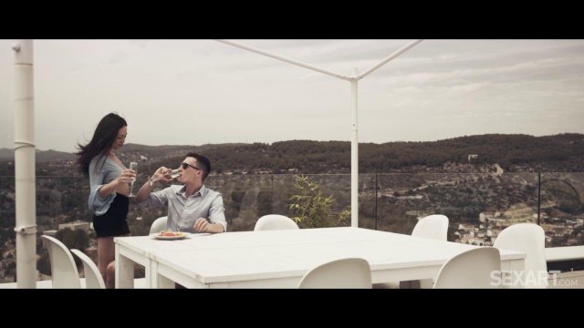 Сучка притащила домой незнакомца для горячего траха