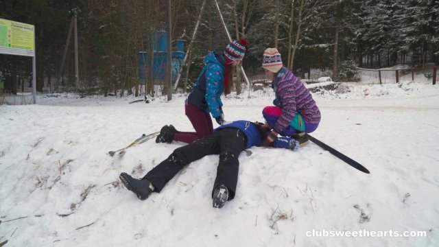 Телки согрелись на горячем члене парня после прогулки