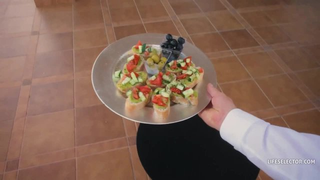 Похоже, у официантки свои дела на этом мероприятии